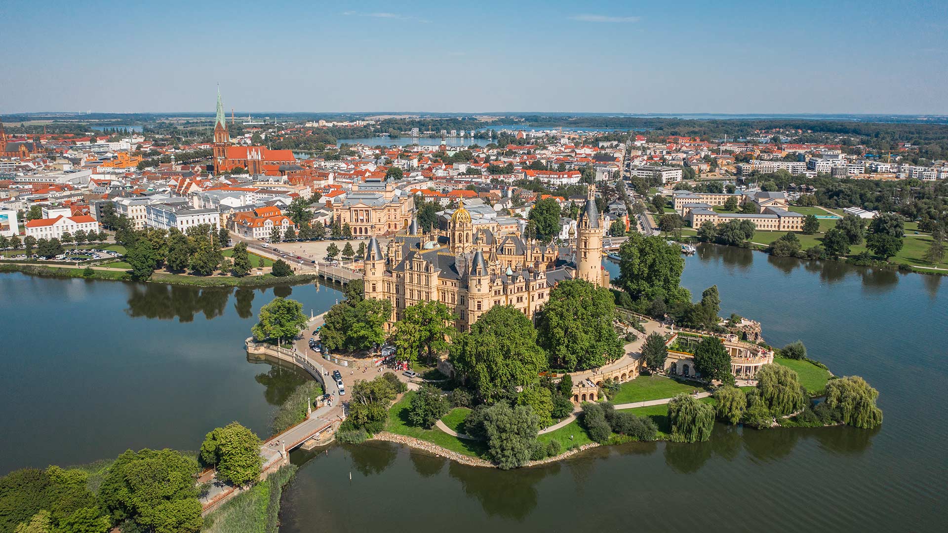 Panoramablick auf die Stadt Schwerin und auf das Schloss von Schwerin